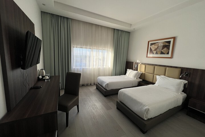 Room 7 of 33