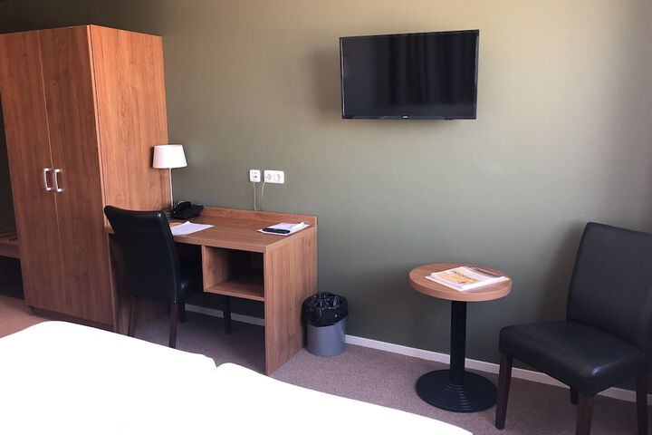 Room 6 of 45