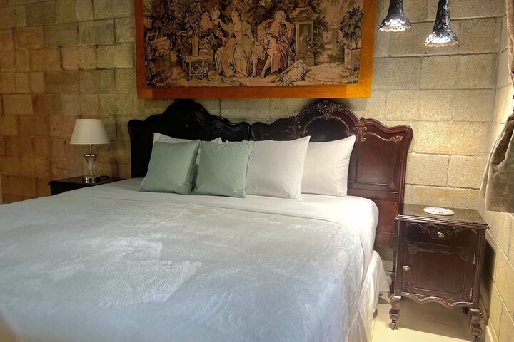 Room 9 of 63
