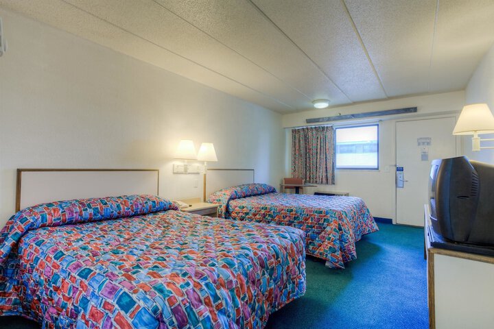 2 Double Beds (9 of 17)