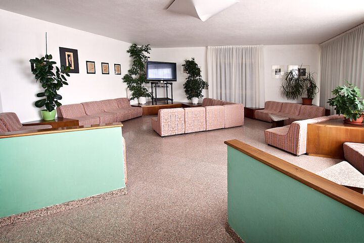 Lounge 37 of 62