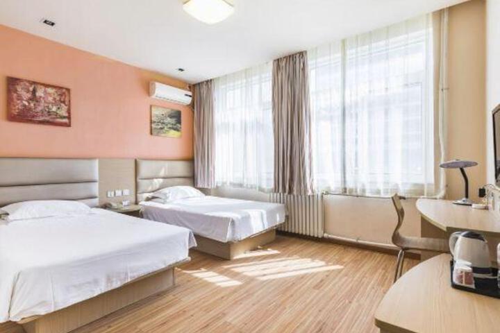 Yinzuo Jiayi Hotel (Yantai South Street High Speed Railway Station)