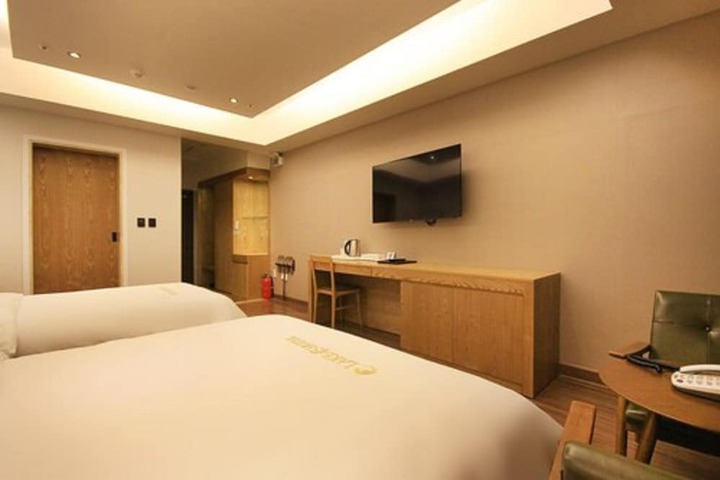 Room 25 of 34
