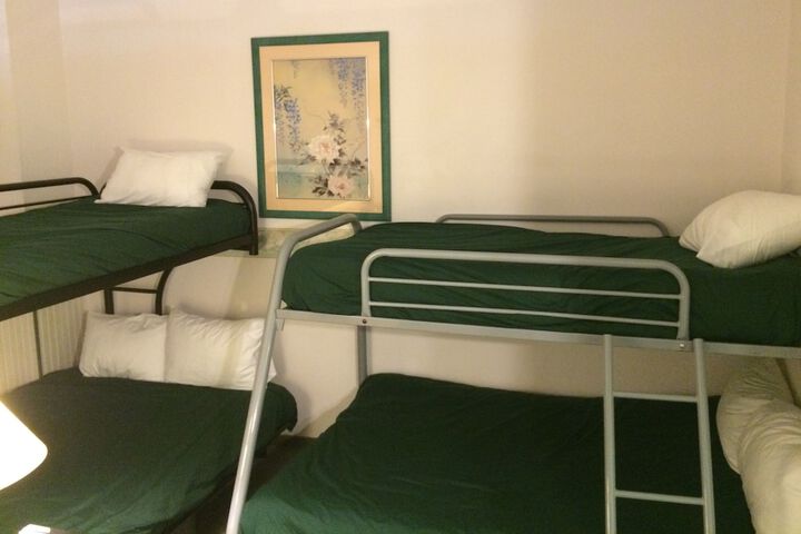 Room 4 of 98