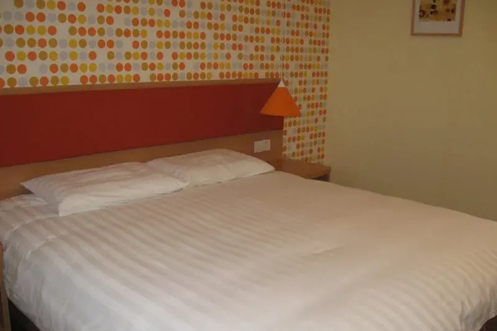 Room 2 of 10