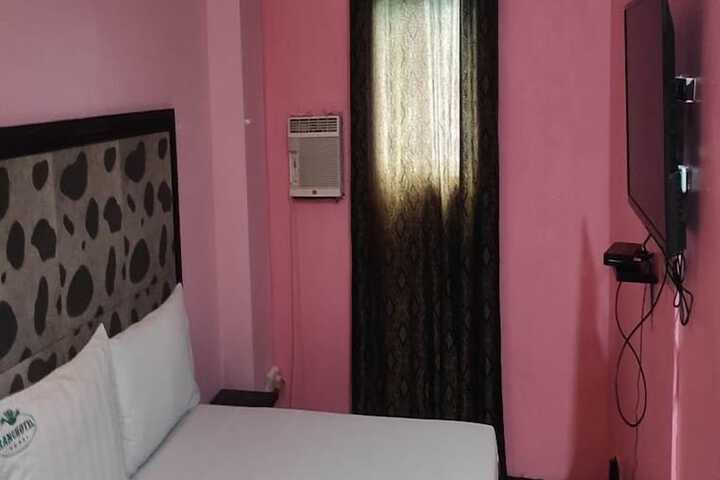 Room 5 of 10