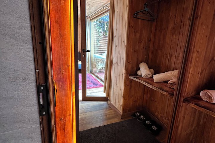 Room 6 of 31