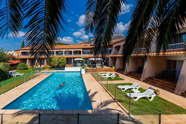Pool 40 of 58