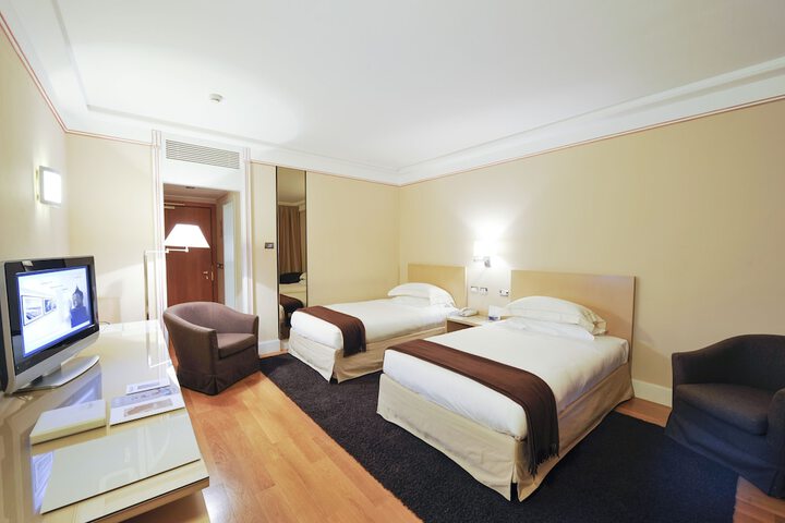 Room 10 of 43