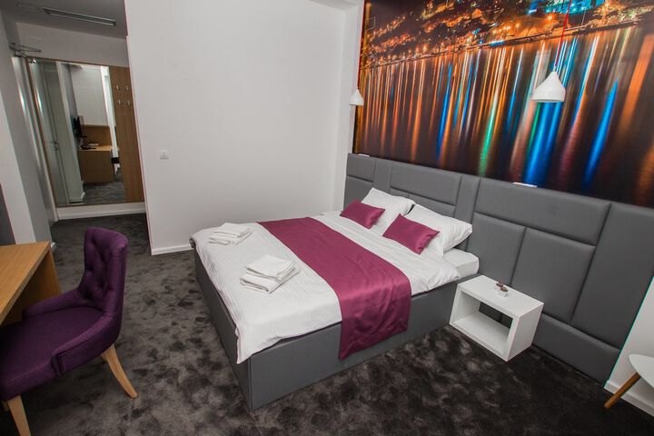 Room 2 of 76