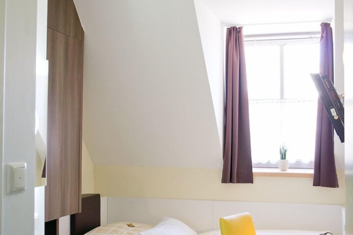 Room 16 of 38