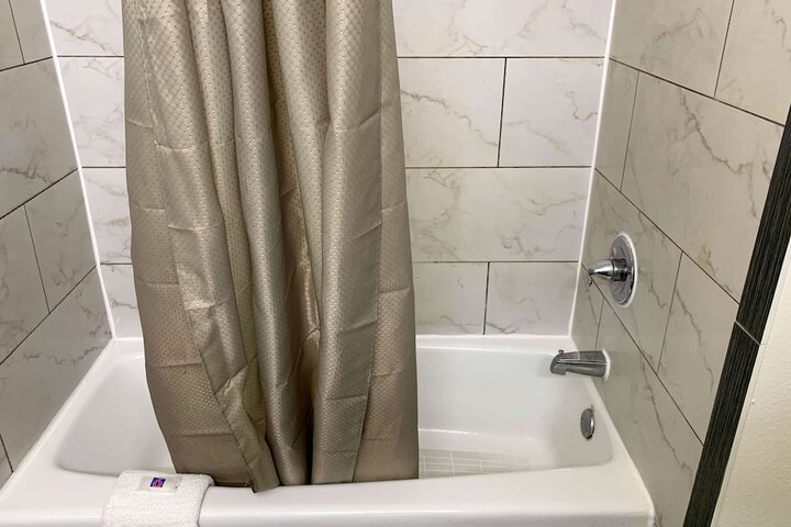 Deep soaking bathtub