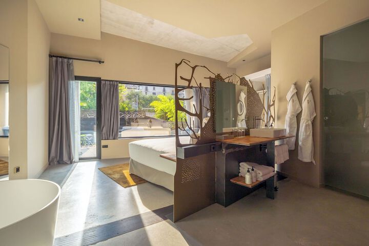 Room 10 of 100