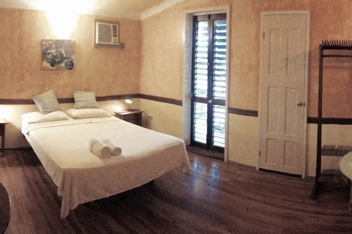 Room 5 of 9