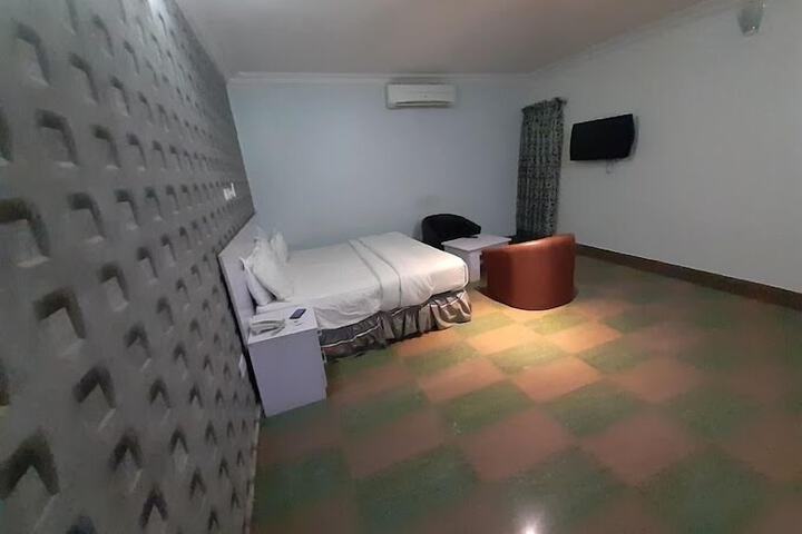 Room 8 of 72