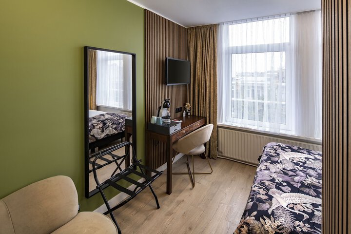 Room 85 of 142