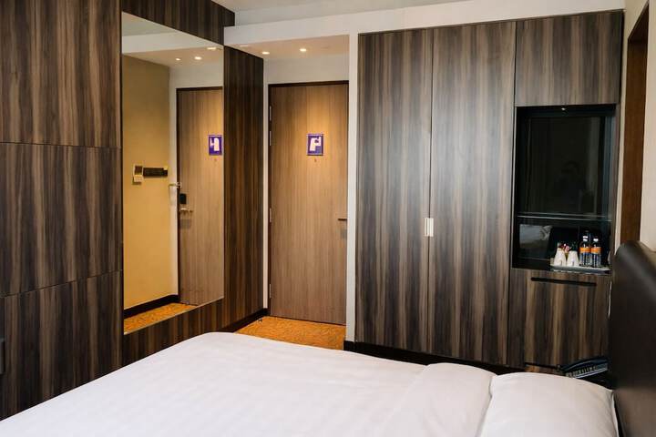 Room 42 of 104