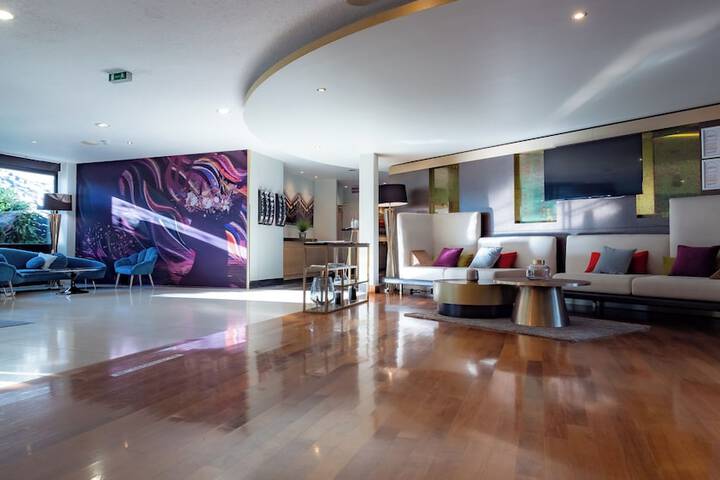 Lobby lounge