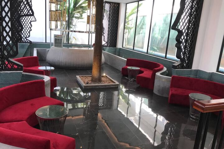 Lounge 34 of 37