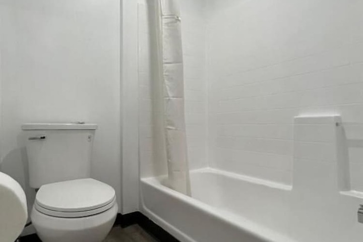 Room 6 of 10