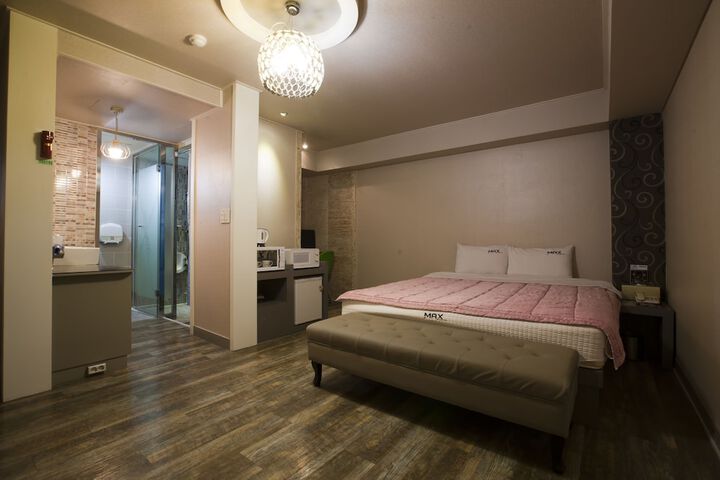 Room 13 of 77