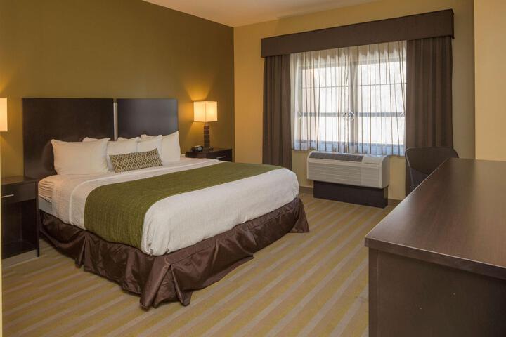 1 King Accessible Comm Assist Bathtub Microwave, Refrigerator WiFi Full Breakfast (15 of 18)