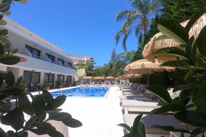 Paradise Hotel & Bar