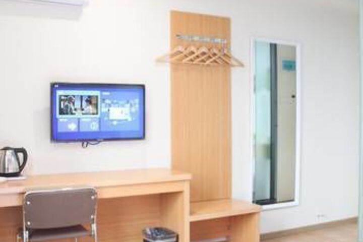 Room 5 of 10