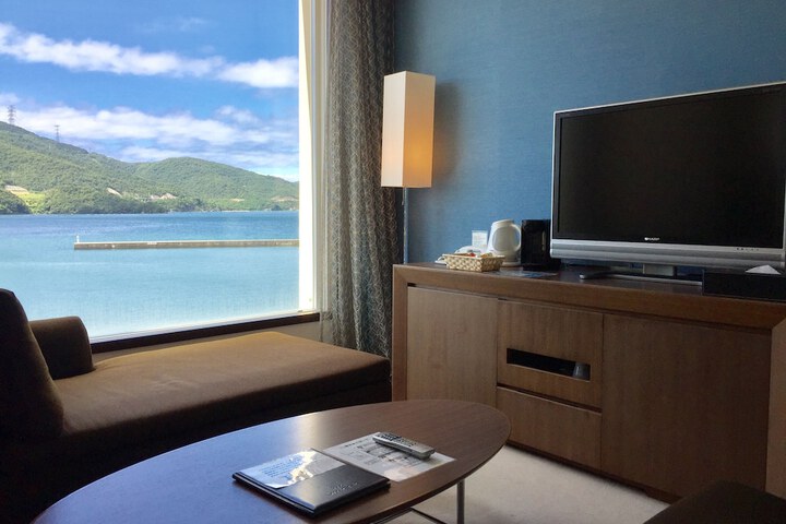 Room 4 of 16