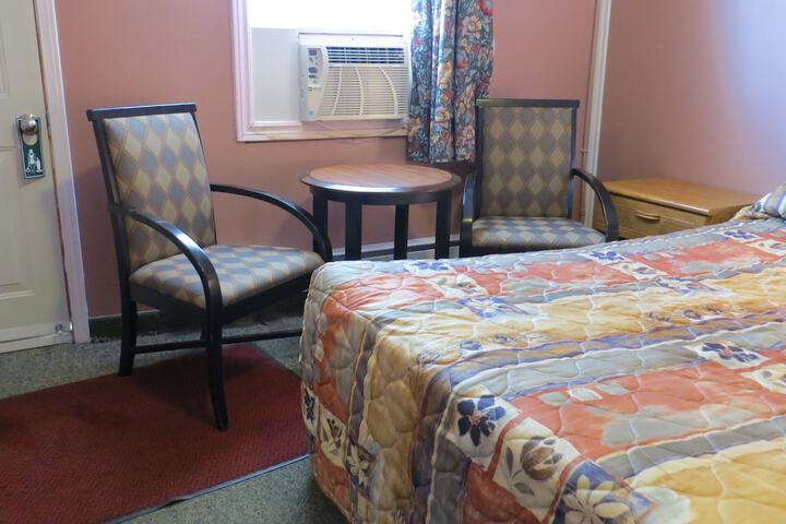 1 Queen Bed (2 of 6)