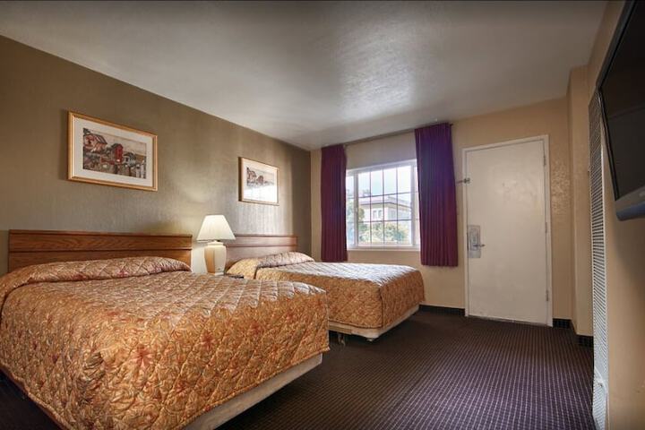 Room 4 of 18