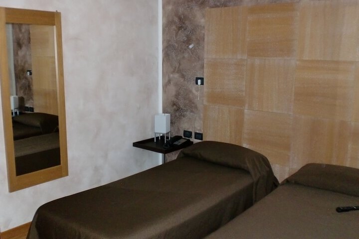 Room 13 of 83