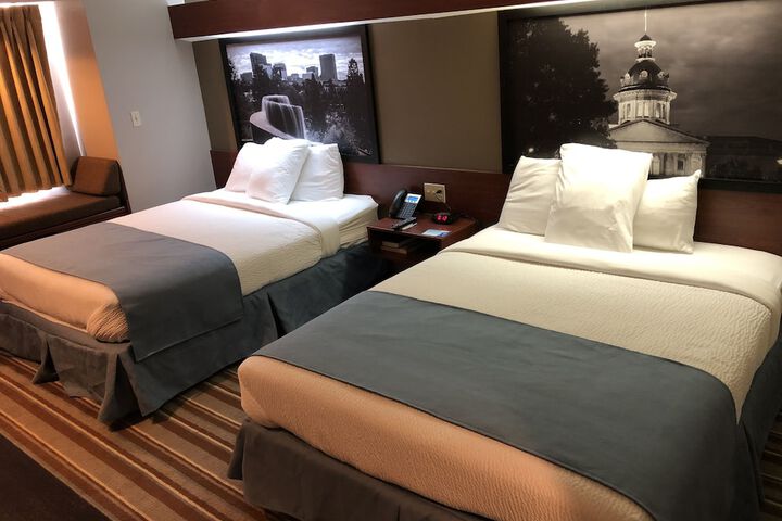 1 Queen Bed (3 of 16)