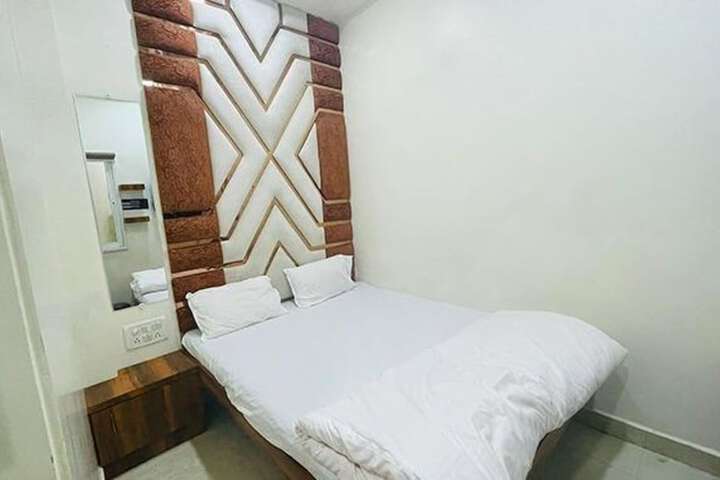 Room 12 of 19