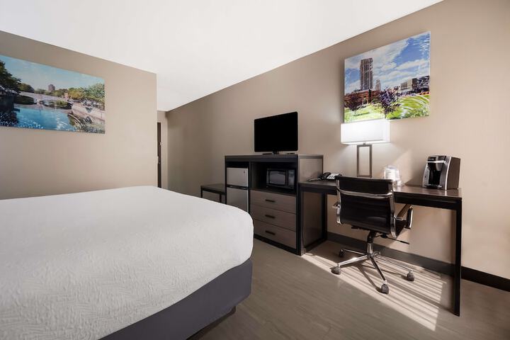 1 King Bed (3 of 6)
