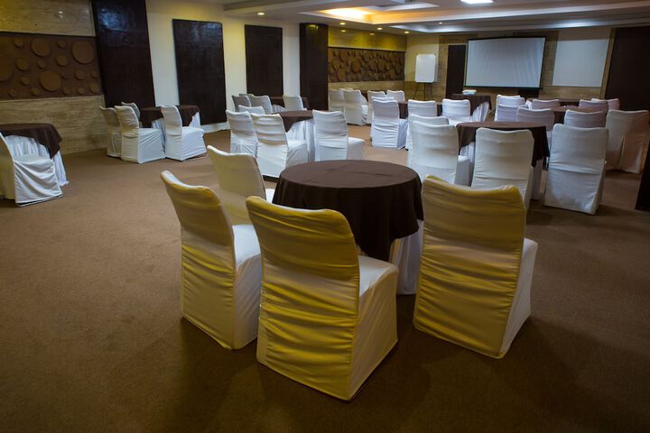 Dining 16 of 20