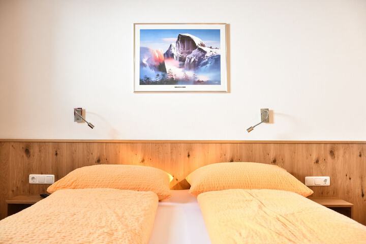 Room 4 of 76
