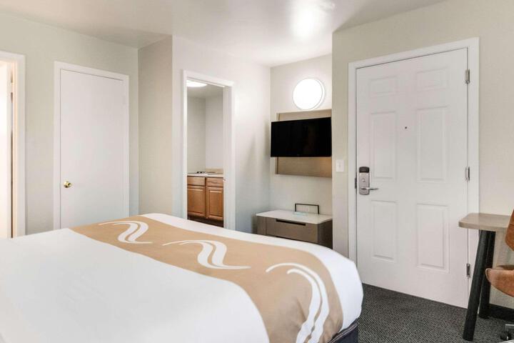 1 Queen Bed (9 of 26)