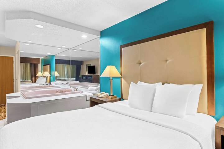 1 Queen Bed Shower Microwave and Refrigerator Flat Screen Television High Speed Internet Accessible Full Breakfast (18 of 20)