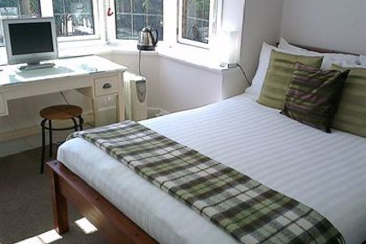 Room 5 of 6
