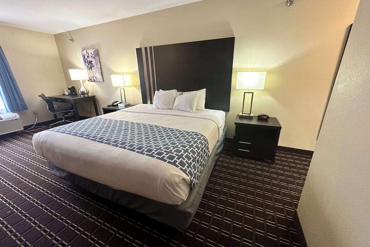 1 King Bed High Speed Internet Accessible Microwave and Refrigerator, Coffee Maker Iron and Ironing Board Hairdryer Full Breakfast (4 of 11)