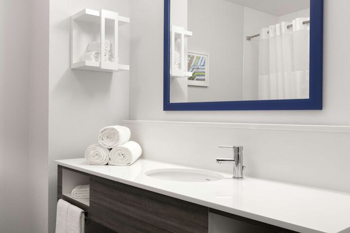 2 Queen Room Refrigerator, Microwave (3 of 5)