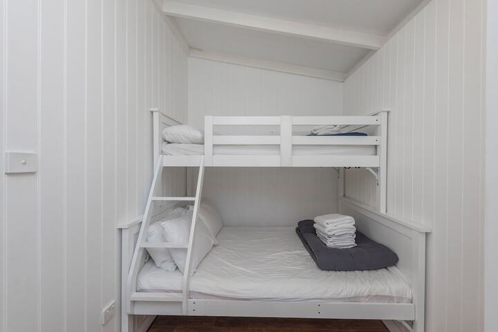Room 15 of 146