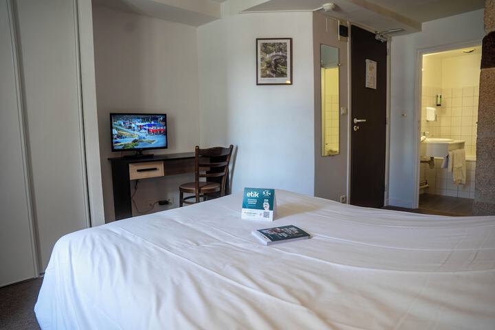 Room 7 of 16