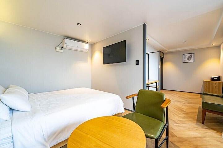 Room 53 of 65