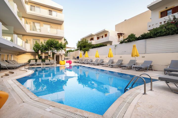 Hotel Pool