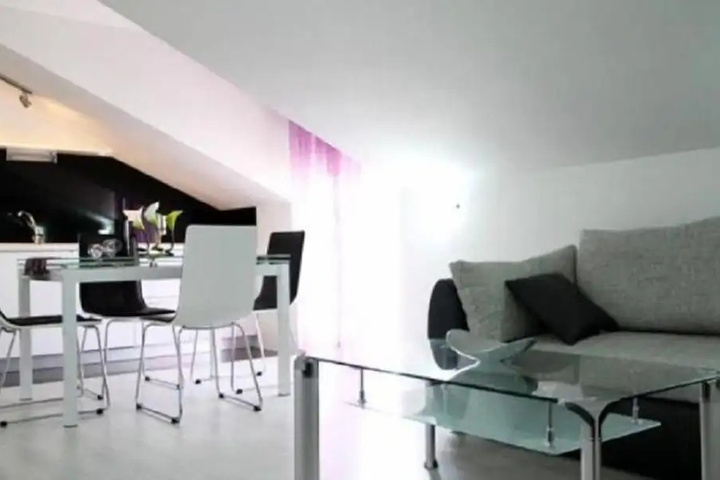 Room 2 of 8