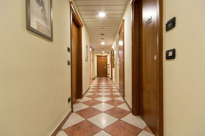 Ballroom/Hall 92 of 120