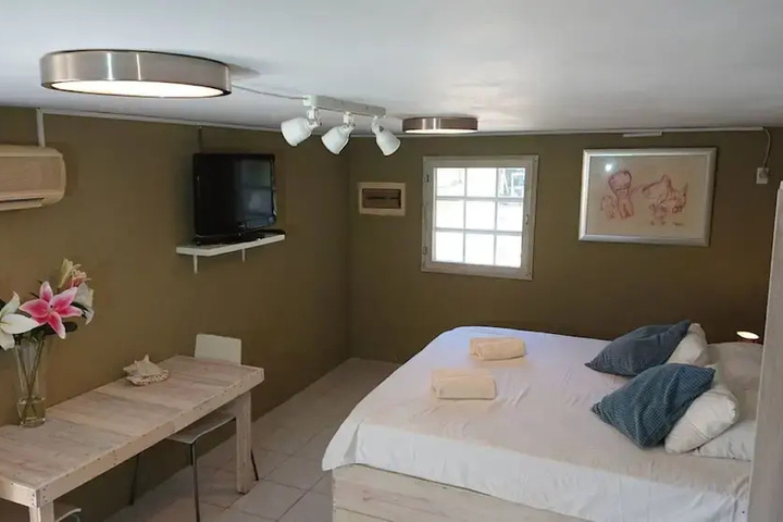 Room 5 of 18