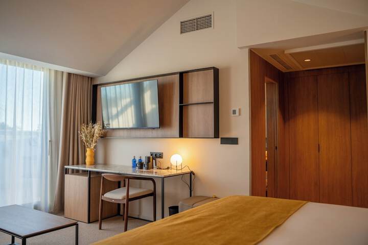 Room 6 of 48